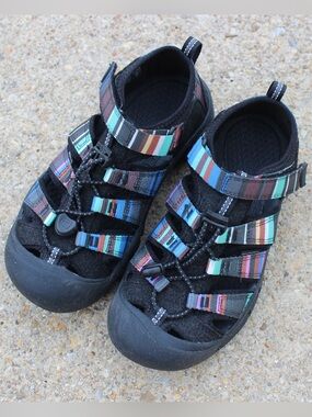 KEEN Youth Newport H2 Sandals in the Raya Black Sz 2